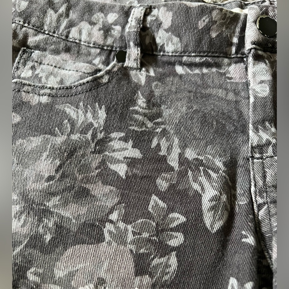 21 Denim, Size 27, Dark Grey Flower Print Short Shorts. - Picture 4 of 4